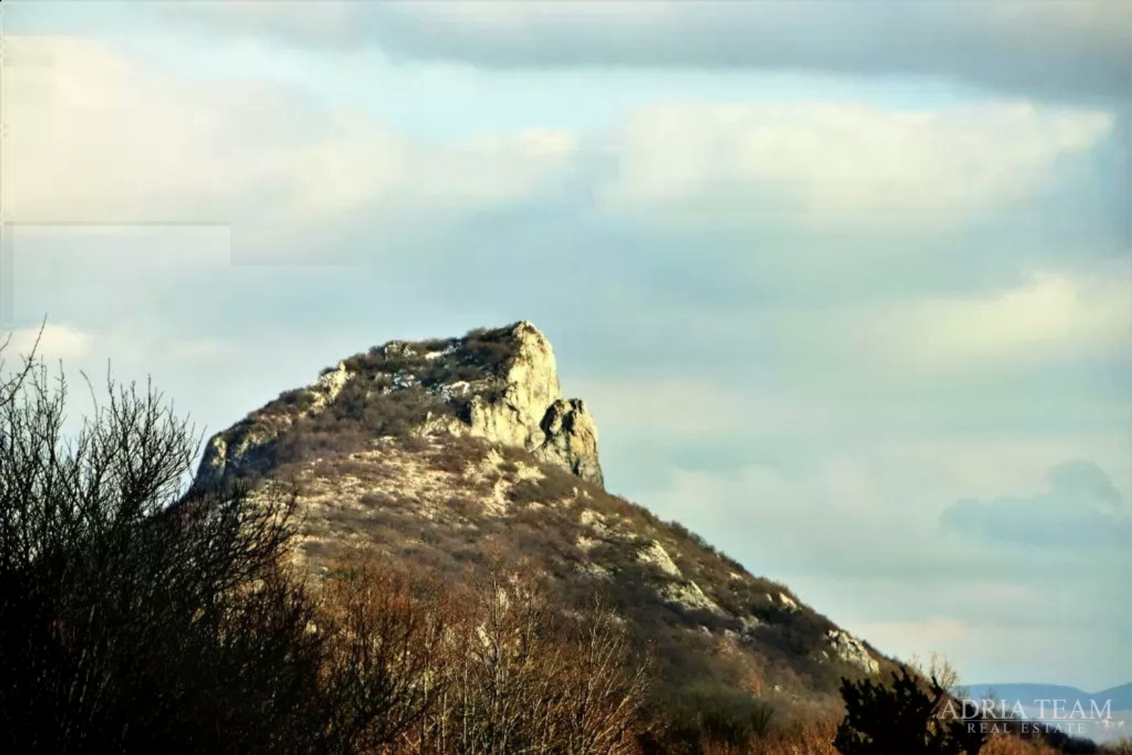 PROPERTY WITH A LUXURY VILLA WITH HEATED POOL AND COVERED TERRACE - 10,000 m2 OF LAND!