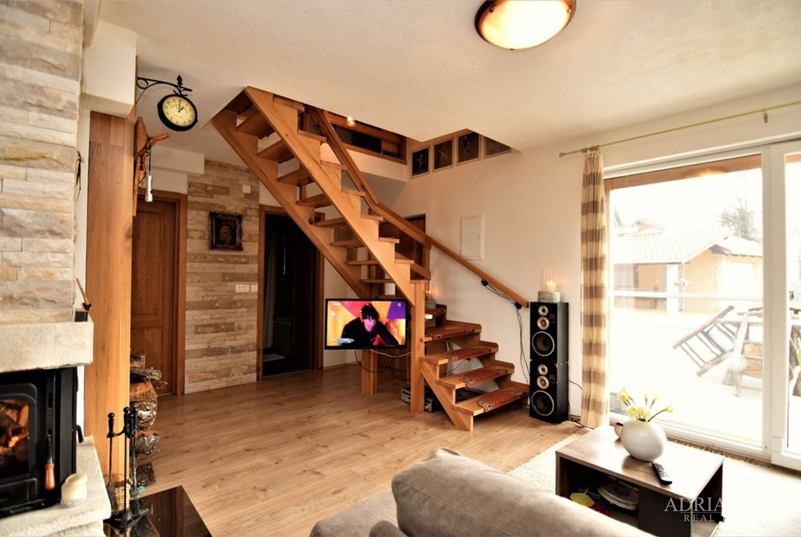 PROPERTY WITH A LUXURY VILLA WITH HEATED POOL AND COVERED TERRACE - 10,000 m2 OF LAND!