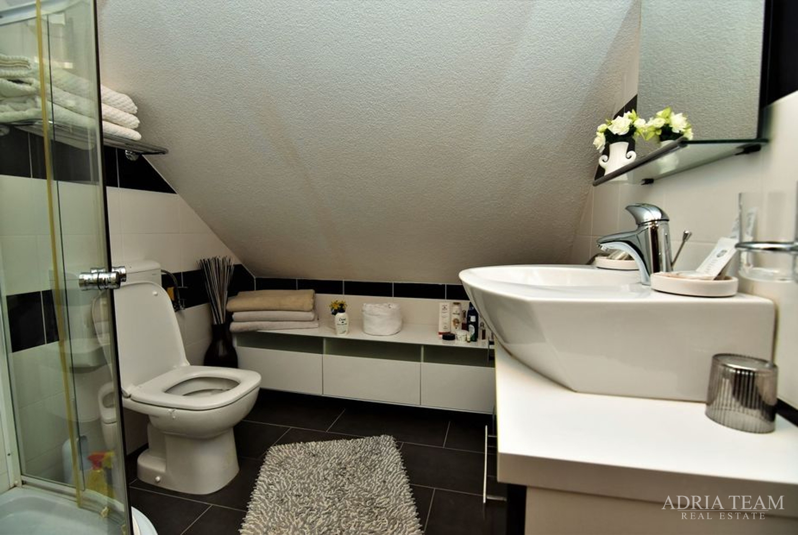 PROPERTY WITH A LUXURY VILLA WITH HEATED POOL AND COVERED TERRACE - 10,000 m2 OF LAND!