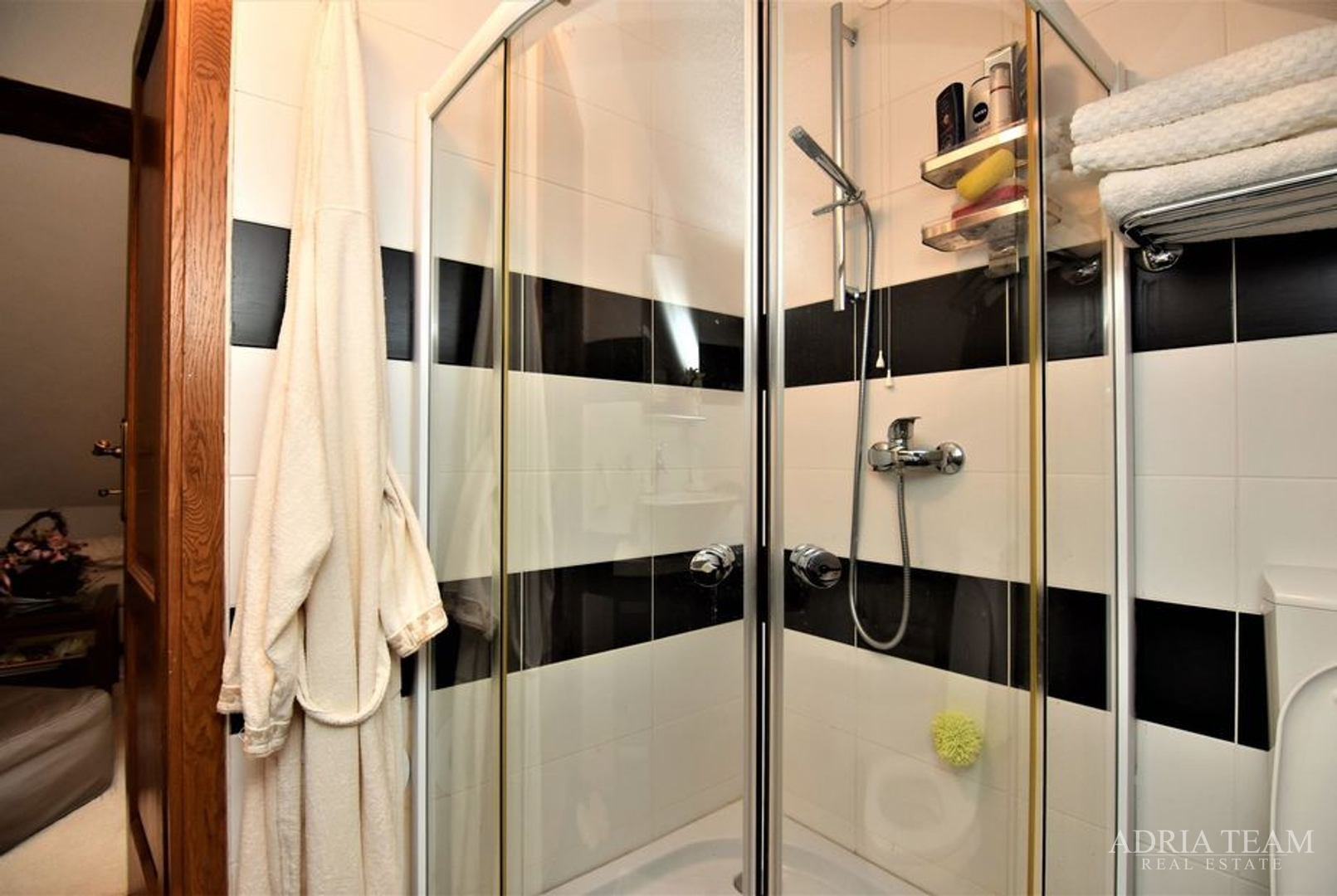 PROPERTY WITH A LUXURY VILLA WITH HEATED POOL AND COVERED TERRACE - 10,000 m2 OF LAND!