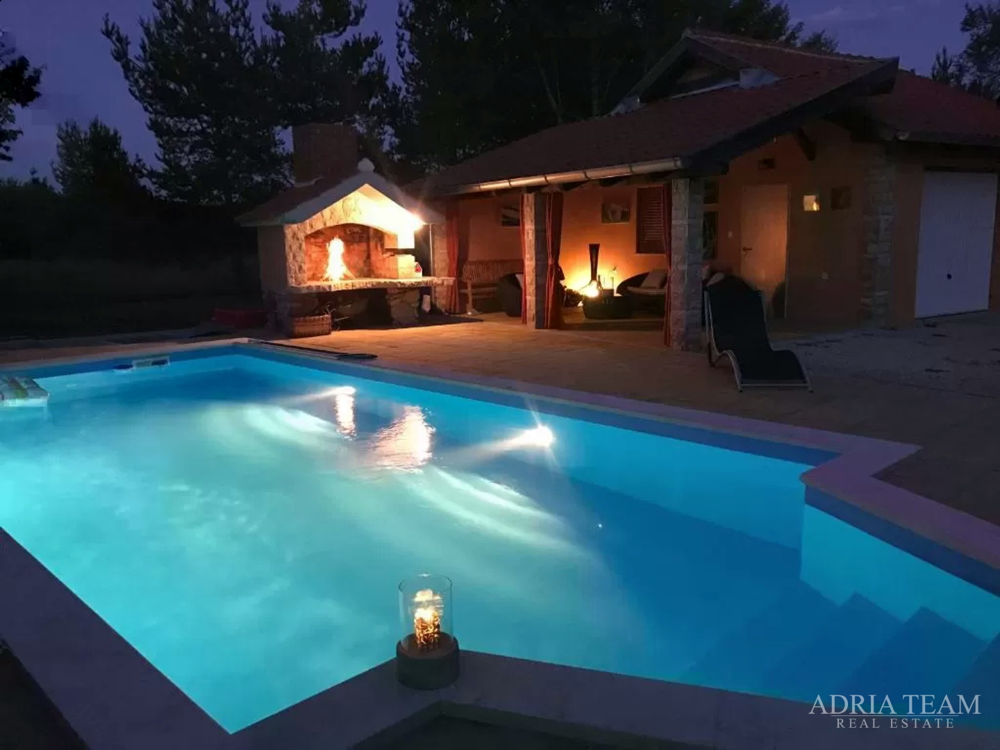 LUXURY VILLA WITH HEATED POOL AND COVERED TERRACE - 10,000 m2 LAND!