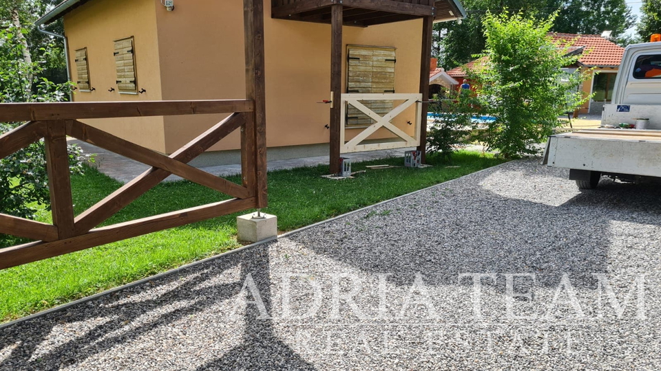 House, 10000 m2, For Sale, Gospić - Kruškovac