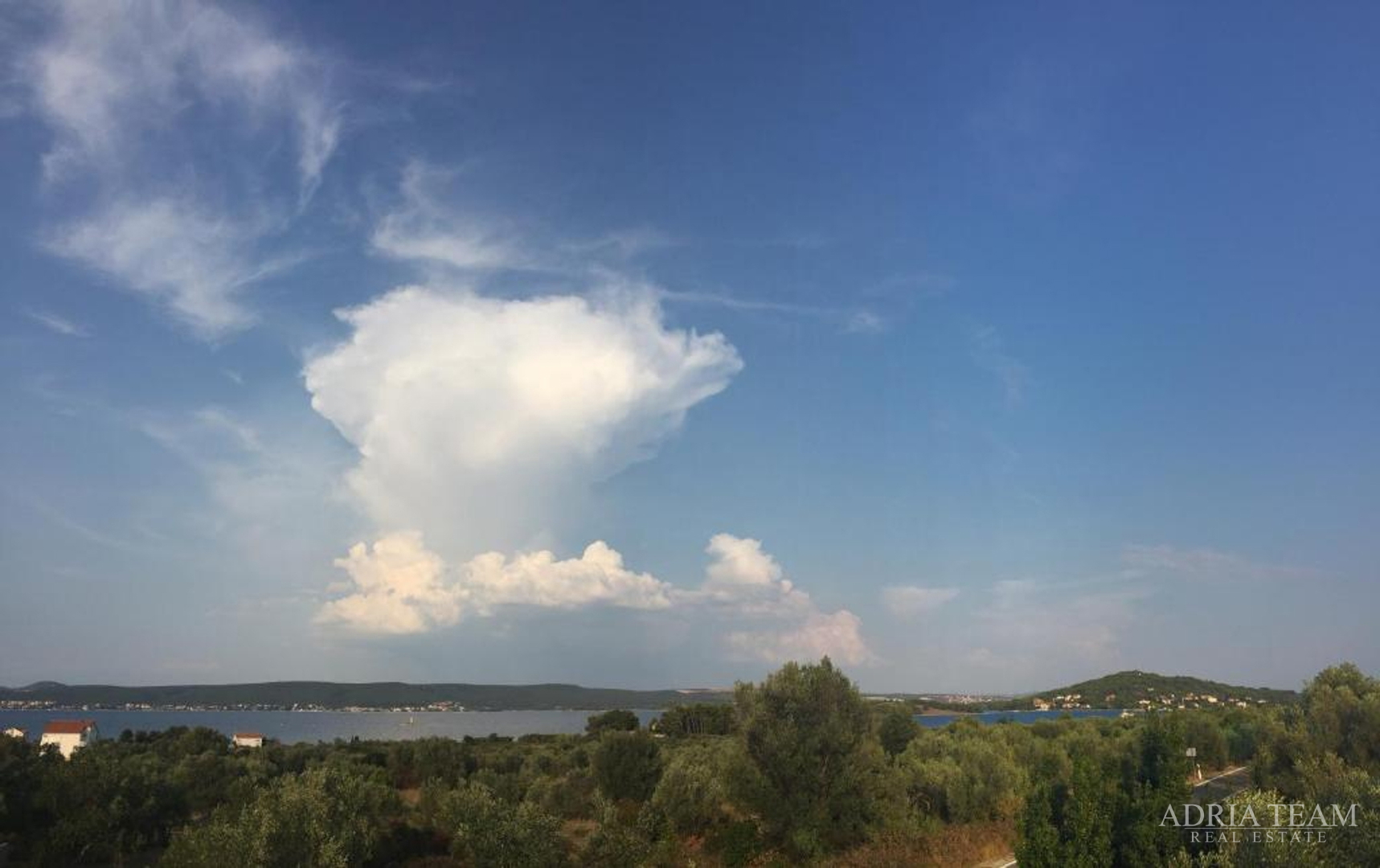 KUĆA S TRI STAMBENE JEDINICE I UREĐENIM VRTOM - NEVIĐANE, PAŠMAN