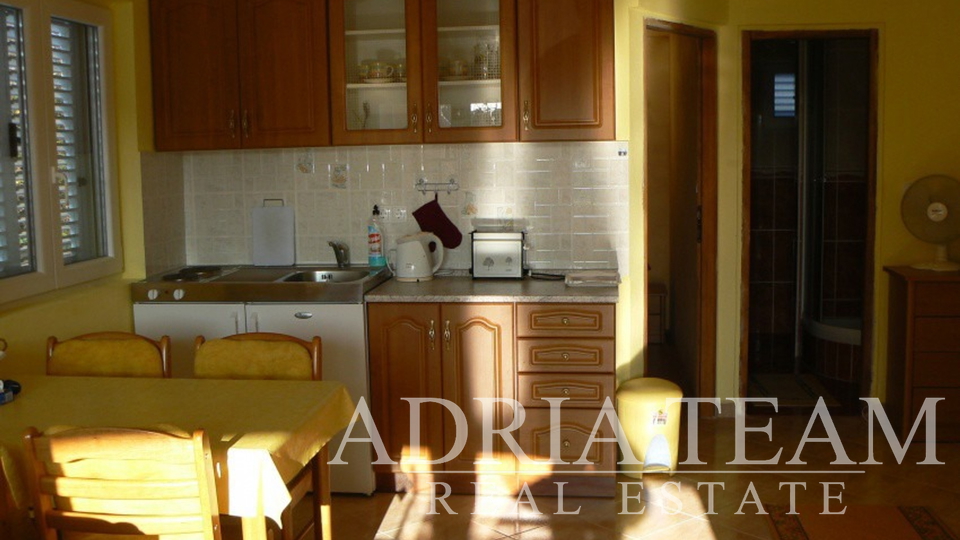 APARTMANSKA KUĆA SA 6 APARTMANA, 170 m OD MORA, ZADAR - BIBINJE