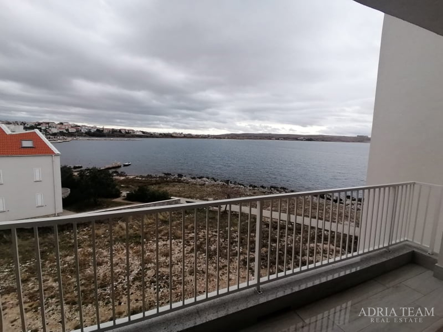 APARTMAN S POGLEDOM NA MORE, 10 m OD PLAŽE! AKCIJA! POVLJANA - PAG, VRUĆA PONUDA!