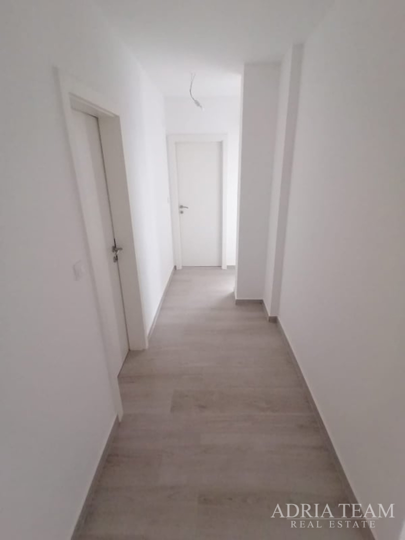 APARTMAN S POGLEDOM NA MORE, 10 m OD PLAŽE! AKCIJA! POVLJANA - PAG, VRUĆA PONUDA!