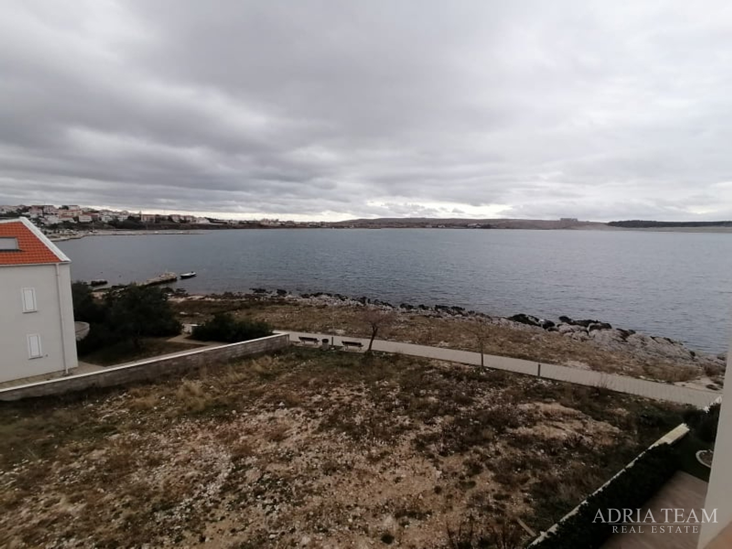 APARTMAN S POGLEDOM NA MORE, 10 m OD PLAŽE! AKCIJA! POVLJANA - PAG, VRUĆA PONUDA!