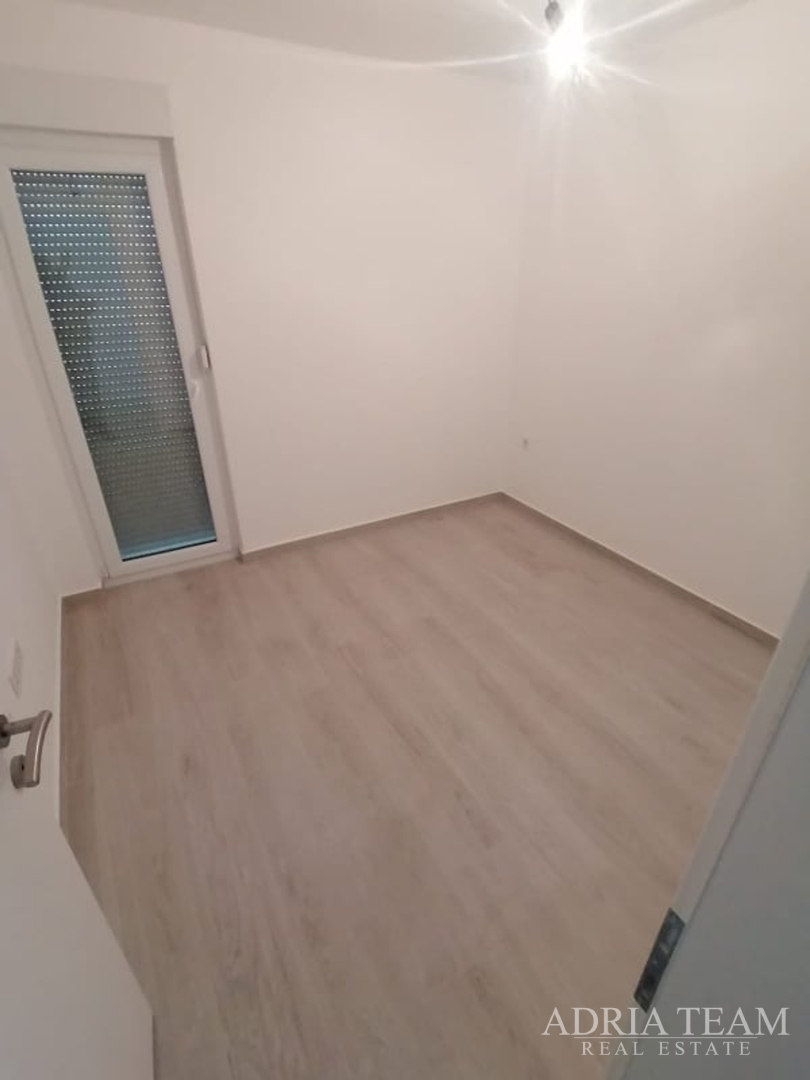 APARTMAN S POGLEDOM NA MORE, 10 m OD PLAŽE! AKCIJA! POVLJANA - PAG, VRUĆA PONUDA!