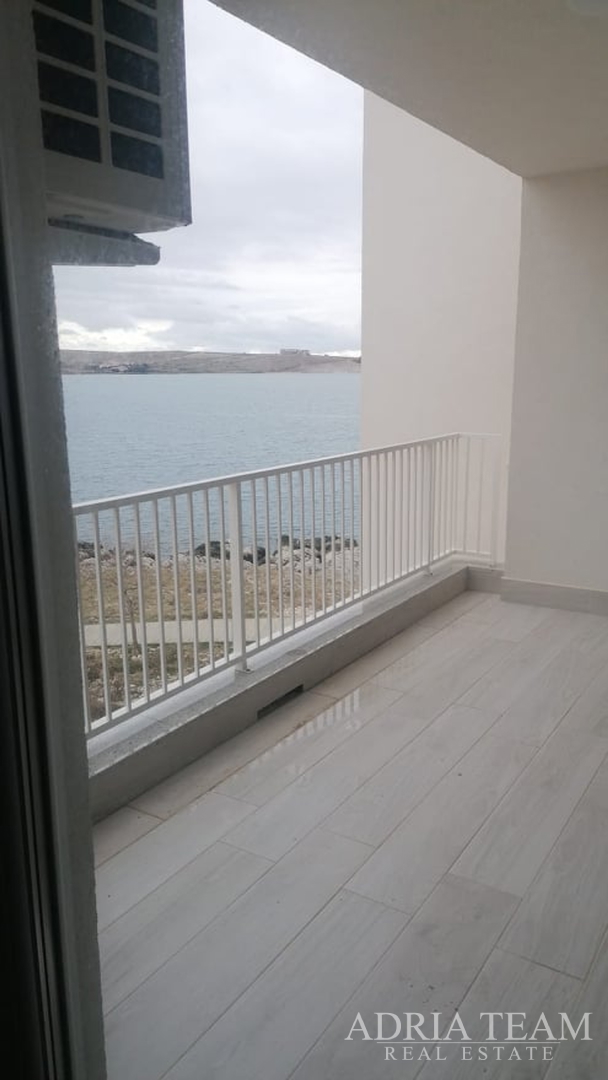 APARTMAN S POGLEDOM NA MORE, 10 m OD PLAŽE! AKCIJA! POVLJANA - PAG, VRUĆA PONUDA!