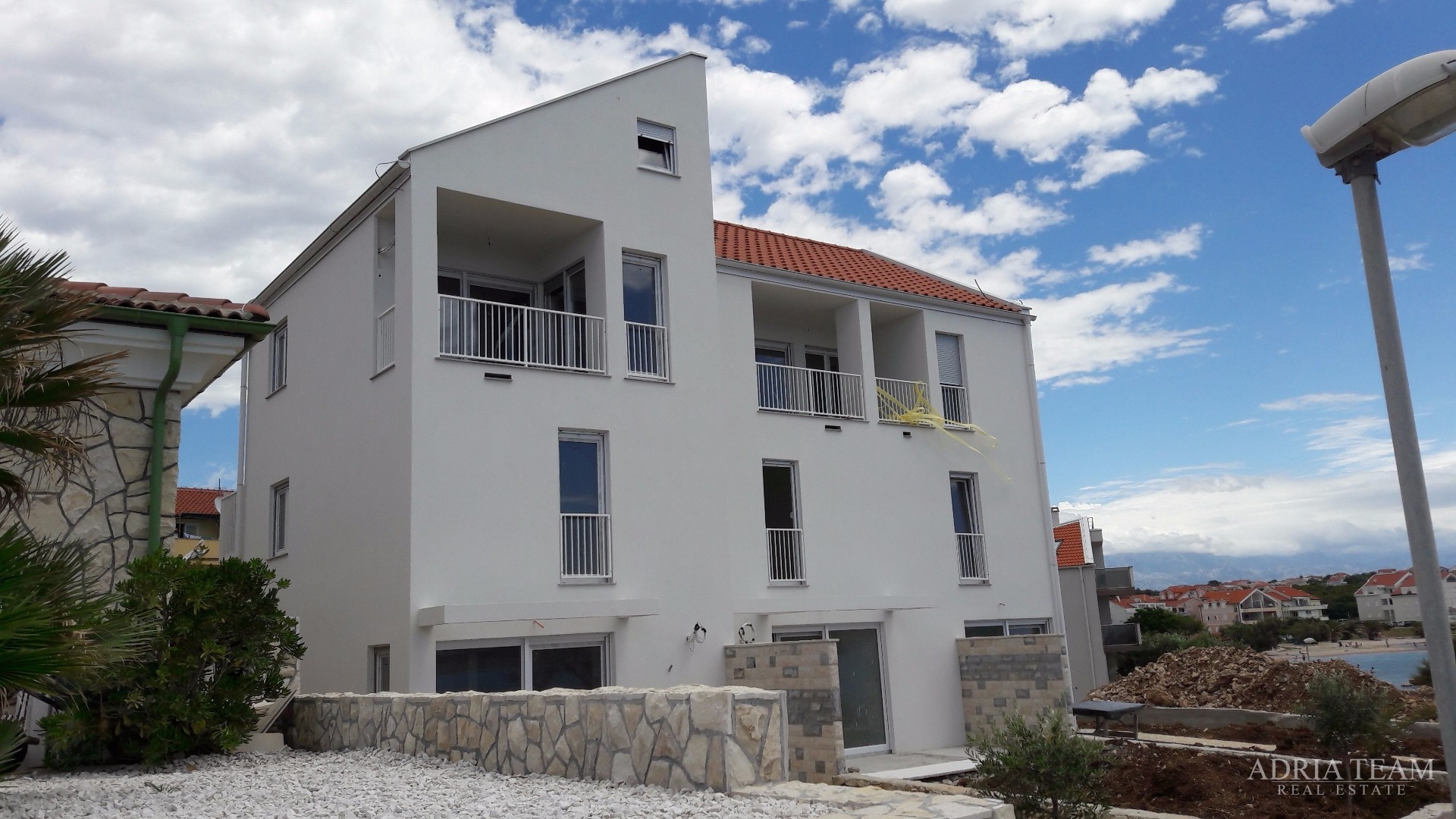 APARTMAN S POGLEDOM NA MORE, 10 m OD PLAŽE! AKCIJA! POVLJANA - PAG, VRUĆA PONUDA!