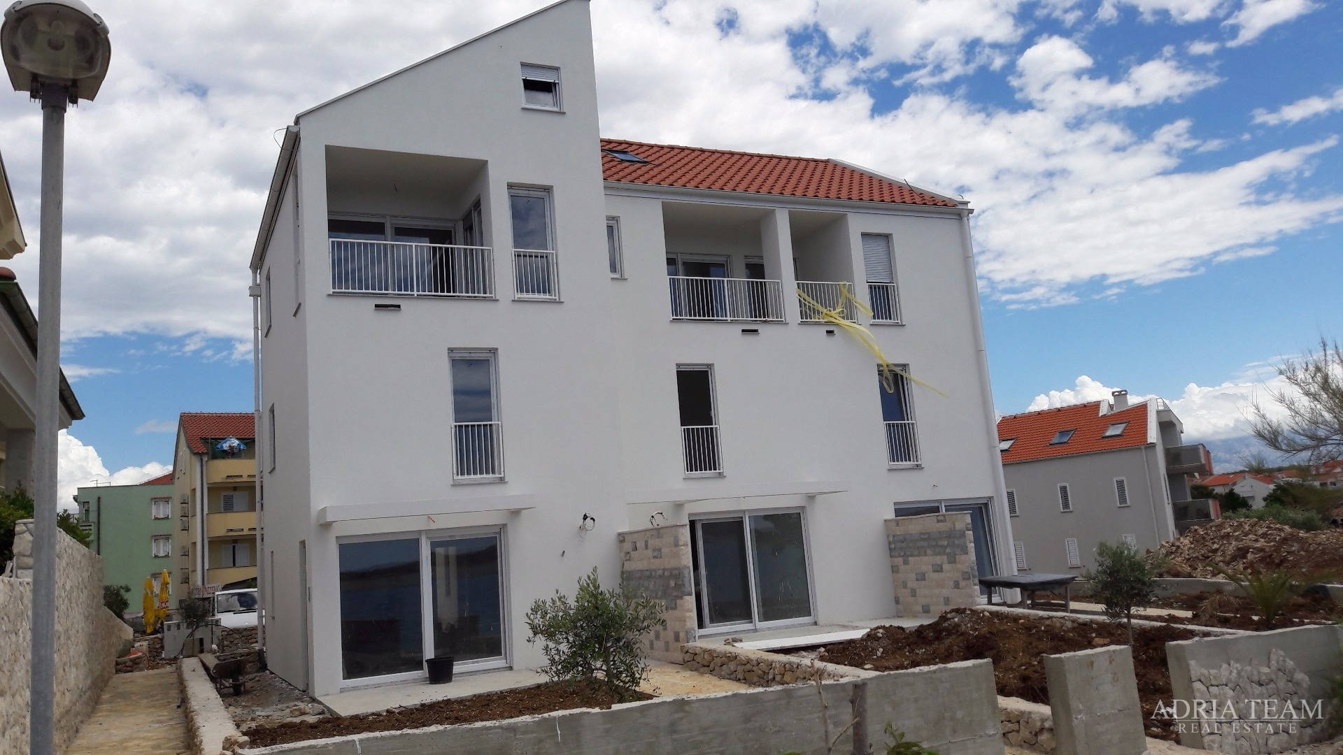 APARTMAN S POGLEDOM NA MORE, 10 m OD PLAŽE! AKCIJA! POVLJANA - PAG, VRUĆA PONUDA!