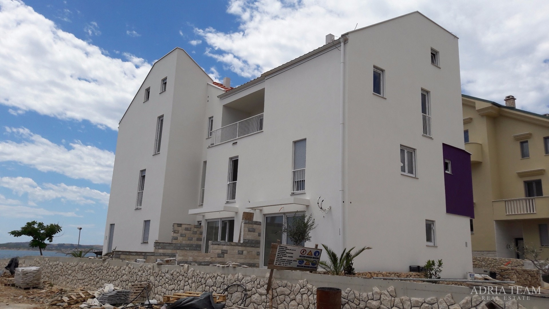 APARTMAN S POGLEDOM NA MORE, 10 m OD PLAŽE! AKCIJA! POVLJANA - PAG, VRUĆA PONUDA!