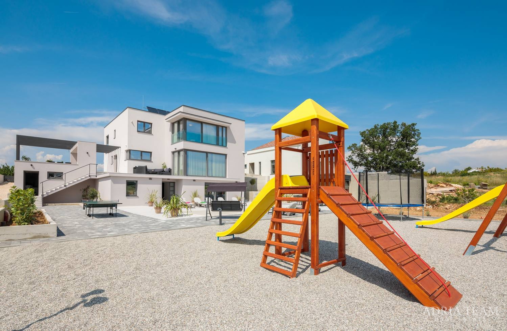 LUKSUZNO OPREMLJENA VILA S BAZENOM I VELIKOM OKUĆNICOM 3000 m2! U SRCU PRIRODE! POLJICA BRIG - ZADAR