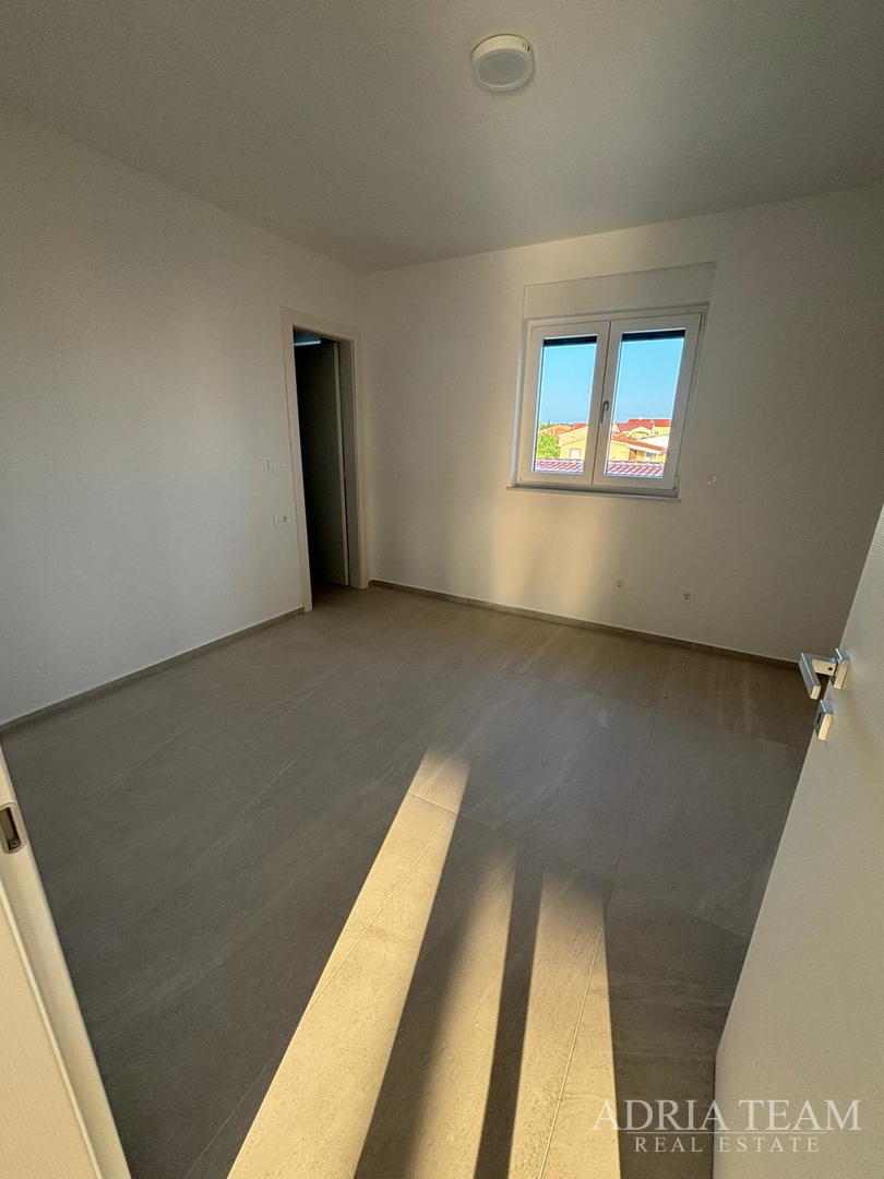 PENTHOUSE U BLIZINI PLAŽE, ZGRADA 2. NOVOGRADNJA, 150 m OD MORA - PRIVLAKA