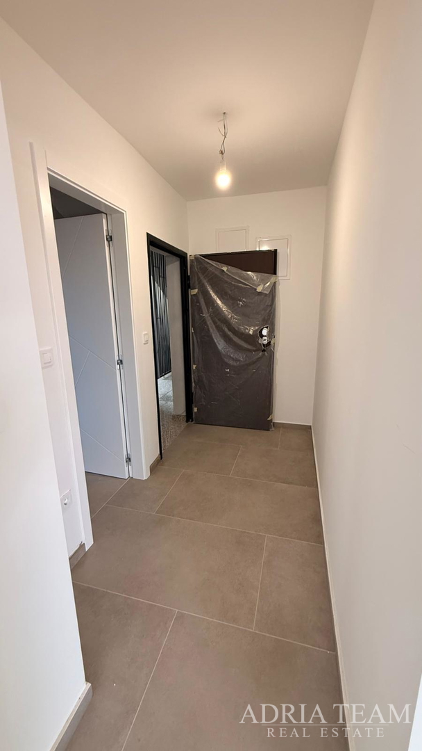 Atraktivna novogradnja – stanovi s terasama i parkiranjem - Povljana