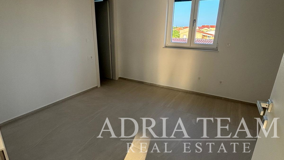 APARTMAN U BLIZINI PLAŽE, NOVOGRADNJA, 150 m OD MORA - PRIVLAKA