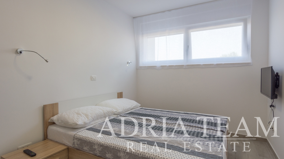 APARTMÁNOVÝ  DŮM S VÝHLEDEM NA MOŘE, 250 M OD MOŘE, BIBINJE - ZADAR