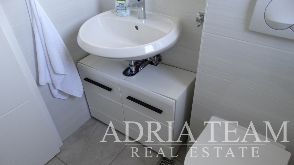 APARTMANSKA KUĆA  S POGLEDOM NA MORE, 250 M OD MORA, BIBINJE - ZADAR