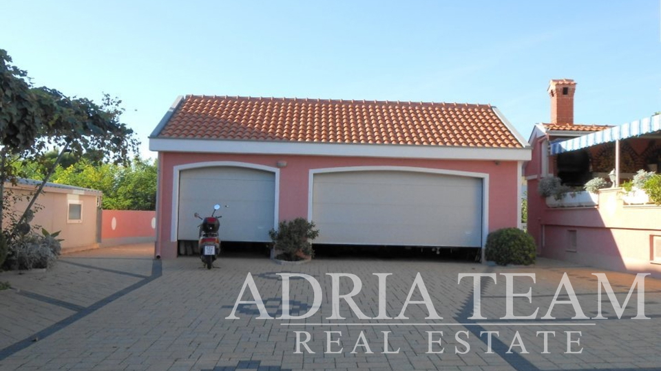 APARTMANSKA VILA S BAZENOM I POGLEDOM NA MORE, ZADAR
