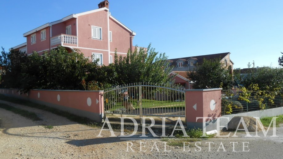 APARTMANSKA VILA S BAZENOM I POGLEDOM NA MORE, ZADAR
