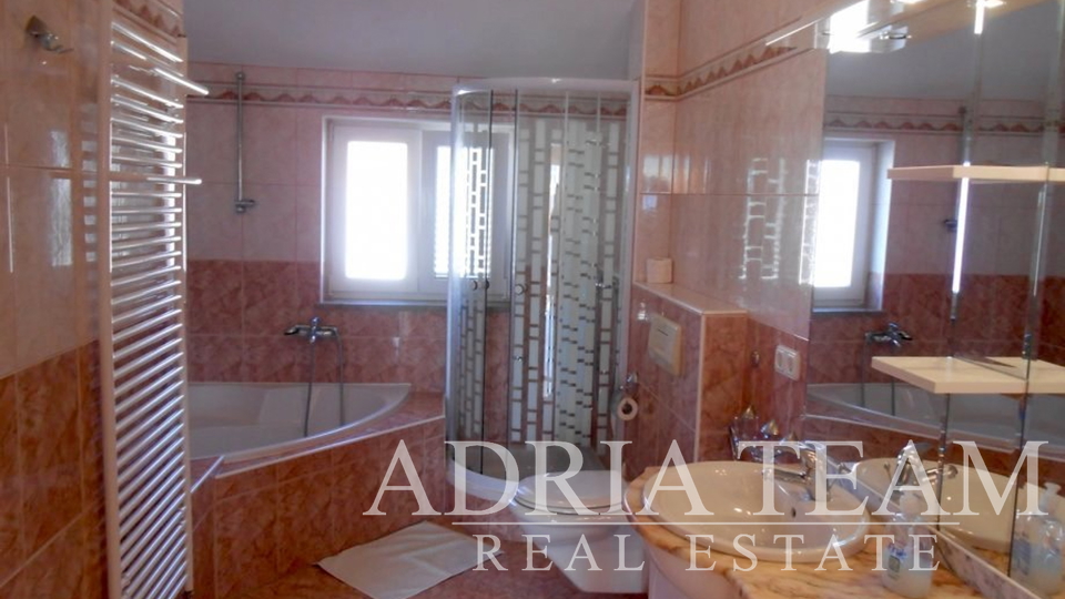 APARTMANSKA VILA S BAZENOM I POGLEDOM NA MORE, ZADAR