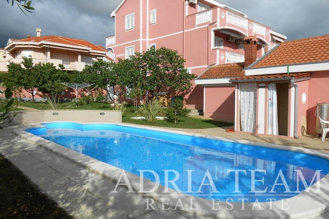 APARTMANSKA VILA S BAZENOM I POGLEDOM NA MORE, ZADAR