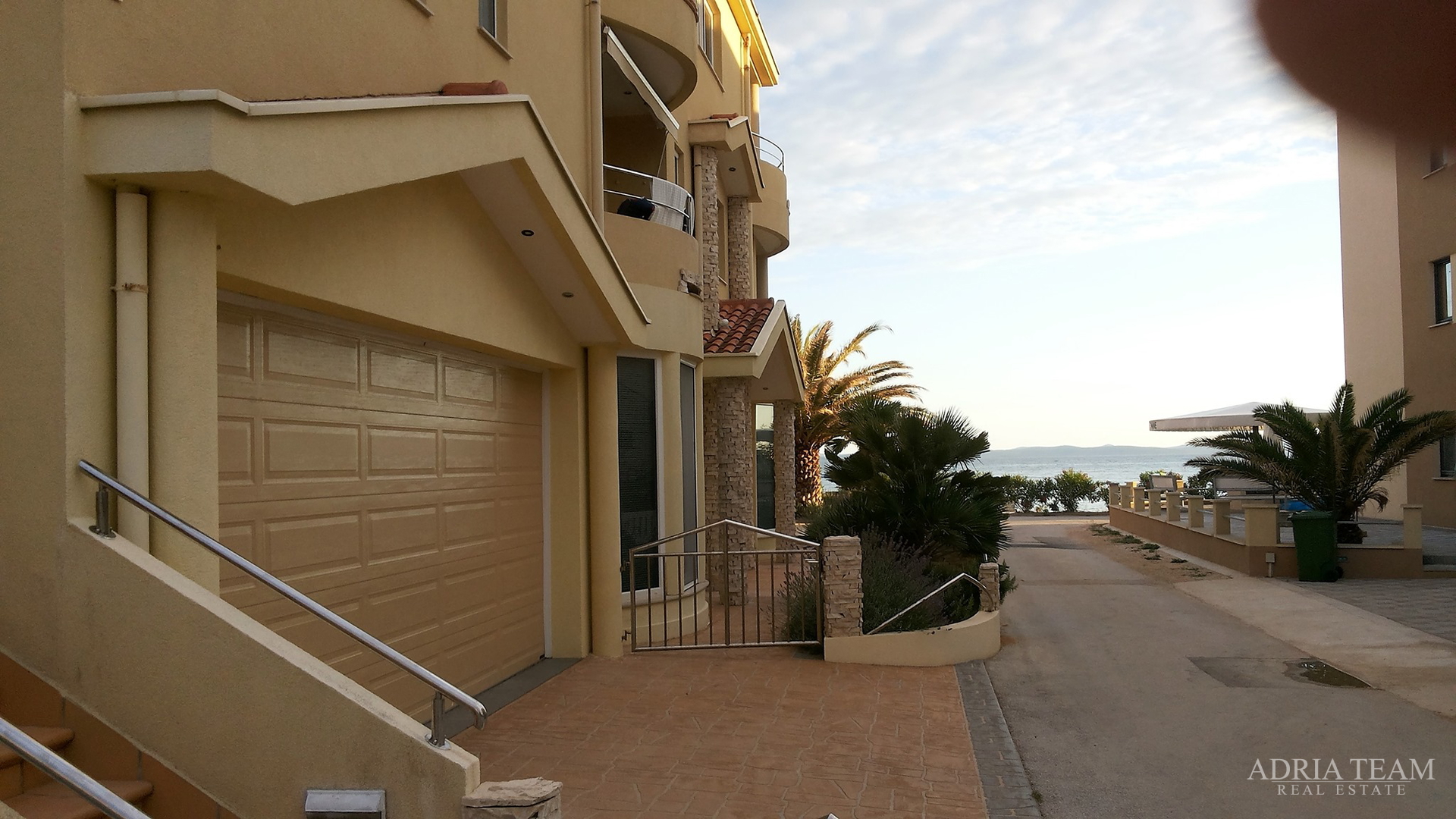 FOUR-ROOM APARTMENT, TOP LOCATION!! FIRST ROW TO THE SEA - PRIVLAKA, ZADAR