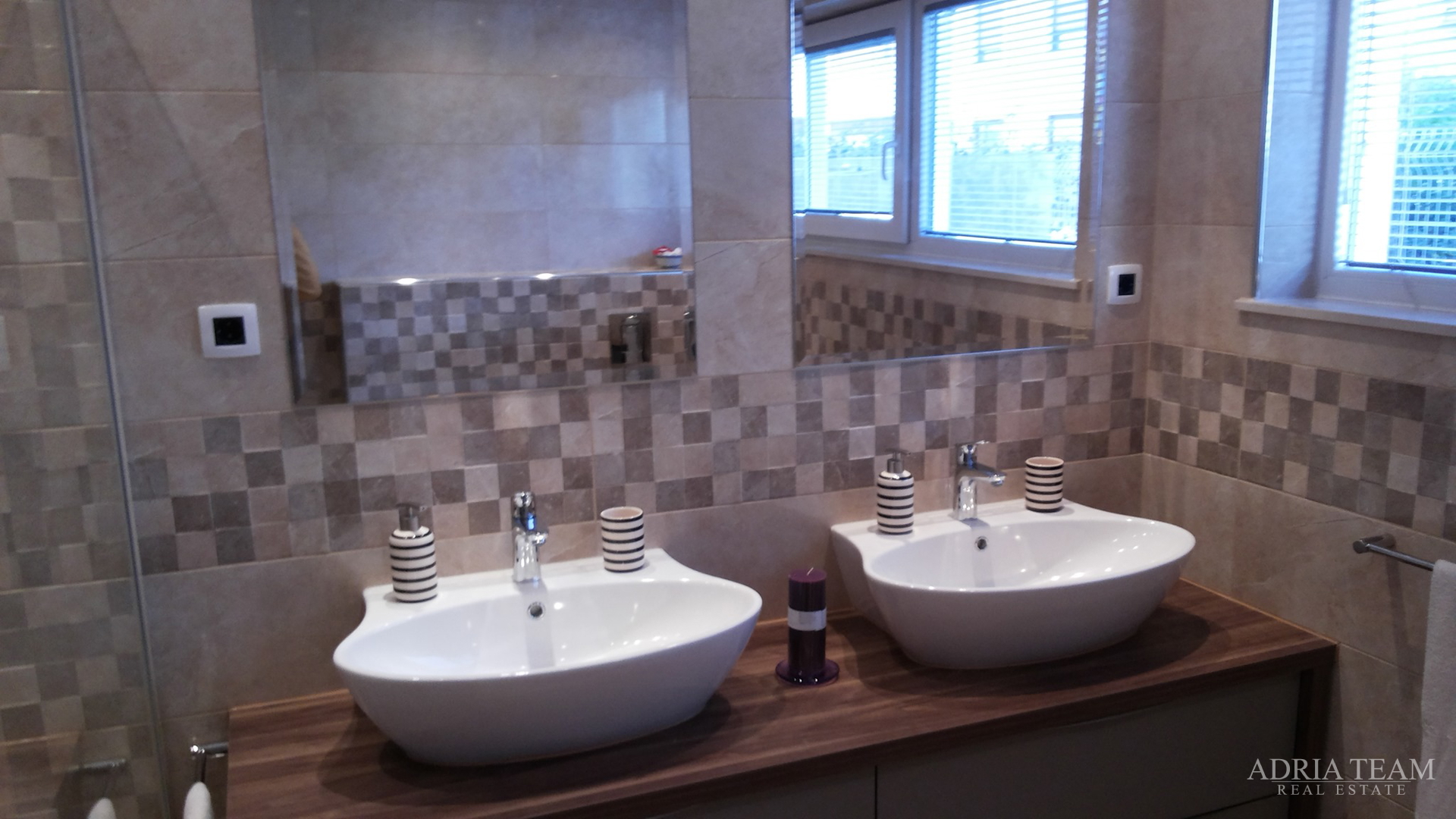 FOUR-ROOM APARTMENT, TOP LOCATION!! FIRST ROW TO THE SEA - PRIVLAKA, ZADAR