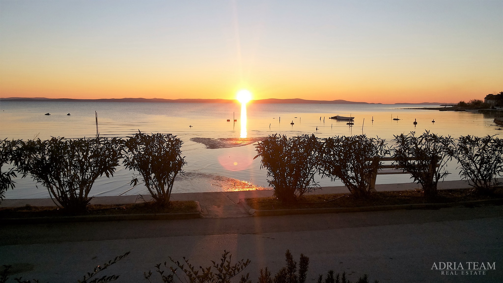FOUR-ROOM APARTMENT, TOP LOCATION!! FIRST ROW TO THE SEA - PRIVLAKA, ZADAR