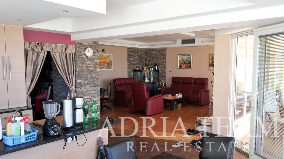 ČETVEROSOBAN APARTMAN, TOP POZICIJA!! PRVI RED DO MORA - PRIVLAKA, ZADAR