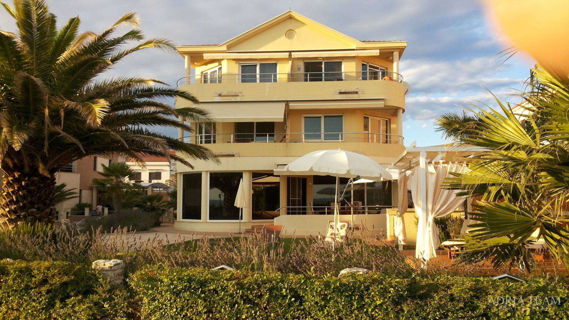 FOUR-ROOM APARTMENT, TOP LOCATION!! FIRST ROW TO THE SEA - PRIVLAKA, ZADAR