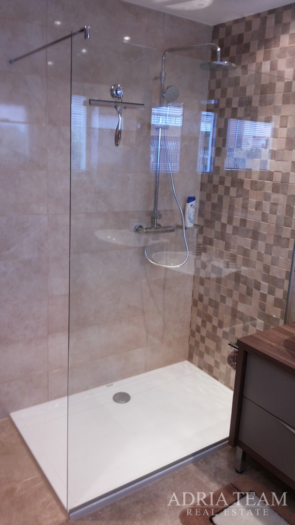 FOUR-ROOM APARTMENT, TOP LOCATION!! FIRST ROW TO THE SEA - PRIVLAKA, ZADAR