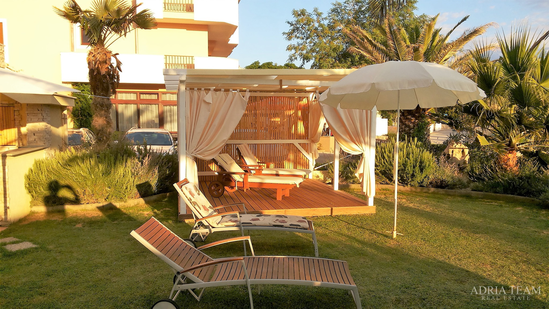 FOUR-ROOM APARTMENT, TOP LOCATION!! FIRST ROW TO THE SEA - PRIVLAKA, ZADAR