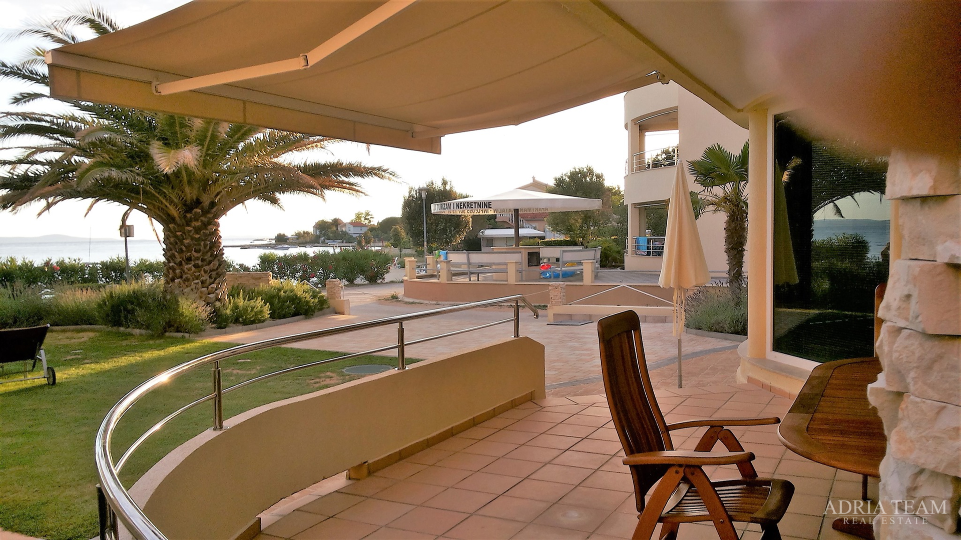 FOUR-ROOM APARTMENT, TOP LOCATION!! FIRST ROW TO THE SEA - PRIVLAKA, ZADAR