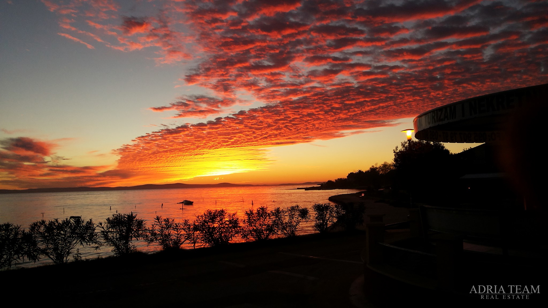 FOUR-ROOM APARTMENT, TOP LOCATION!! FIRST ROW TO THE SEA - PRIVLAKA, ZADAR