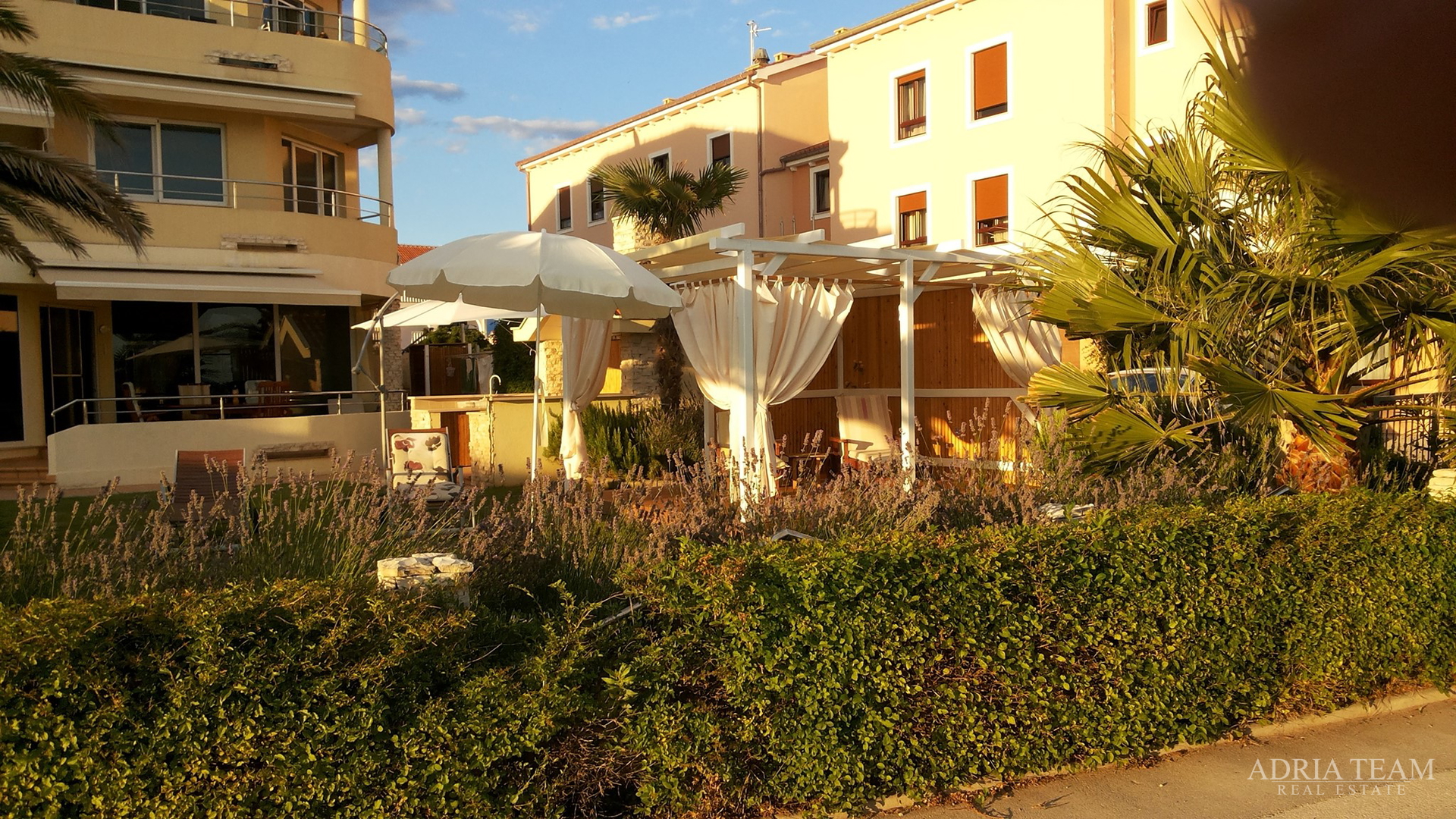 FOUR-ROOM APARTMENT, TOP LOCATION!! FIRST ROW TO THE SEA - PRIVLAKA, ZADAR