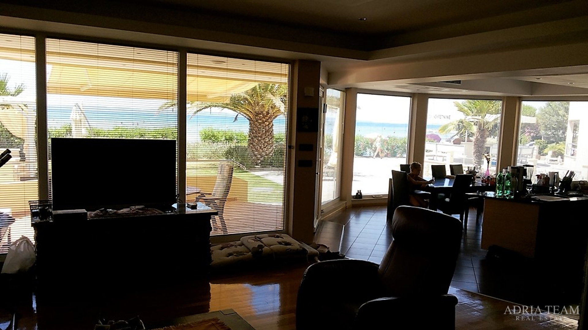 FOUR-ROOM APARTMENT, TOP LOCATION!! FIRST ROW TO THE SEA - PRIVLAKA, ZADAR