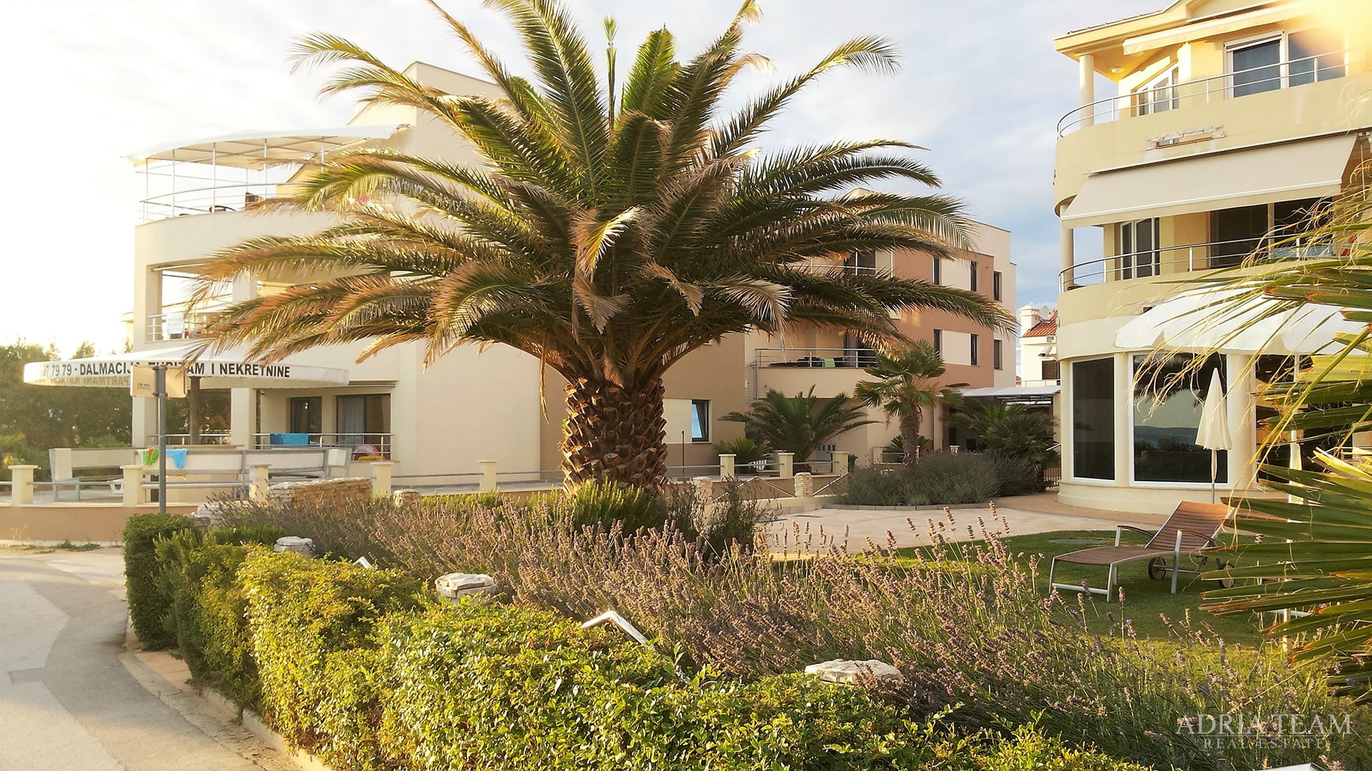 FOUR-ROOM APARTMENT, TOP LOCATION!! FIRST ROW TO THE SEA - PRIVLAKA, ZADAR