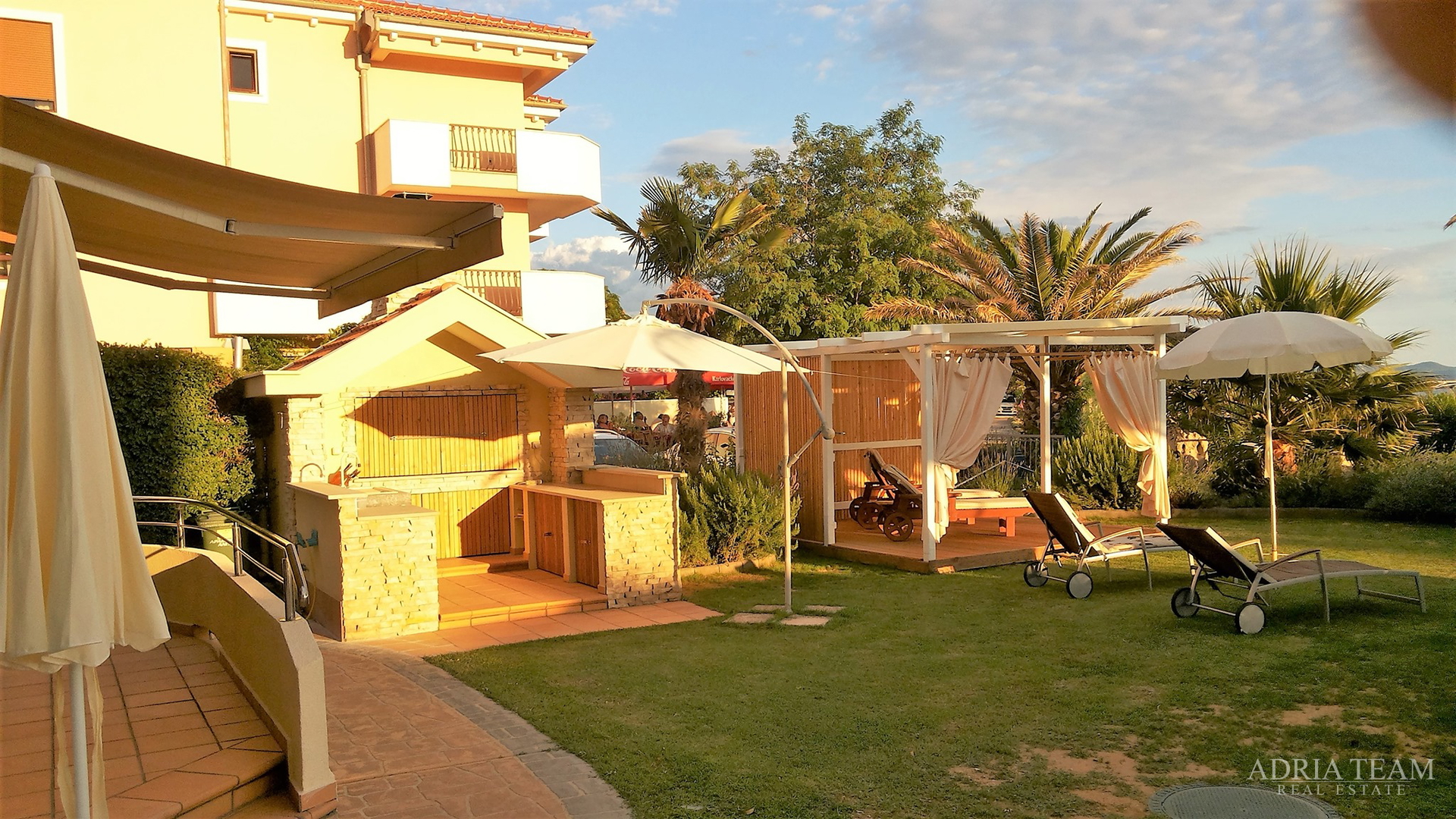 FOUR-ROOM APARTMENT, TOP LOCATION!! FIRST ROW TO THE SEA - PRIVLAKA, ZADAR