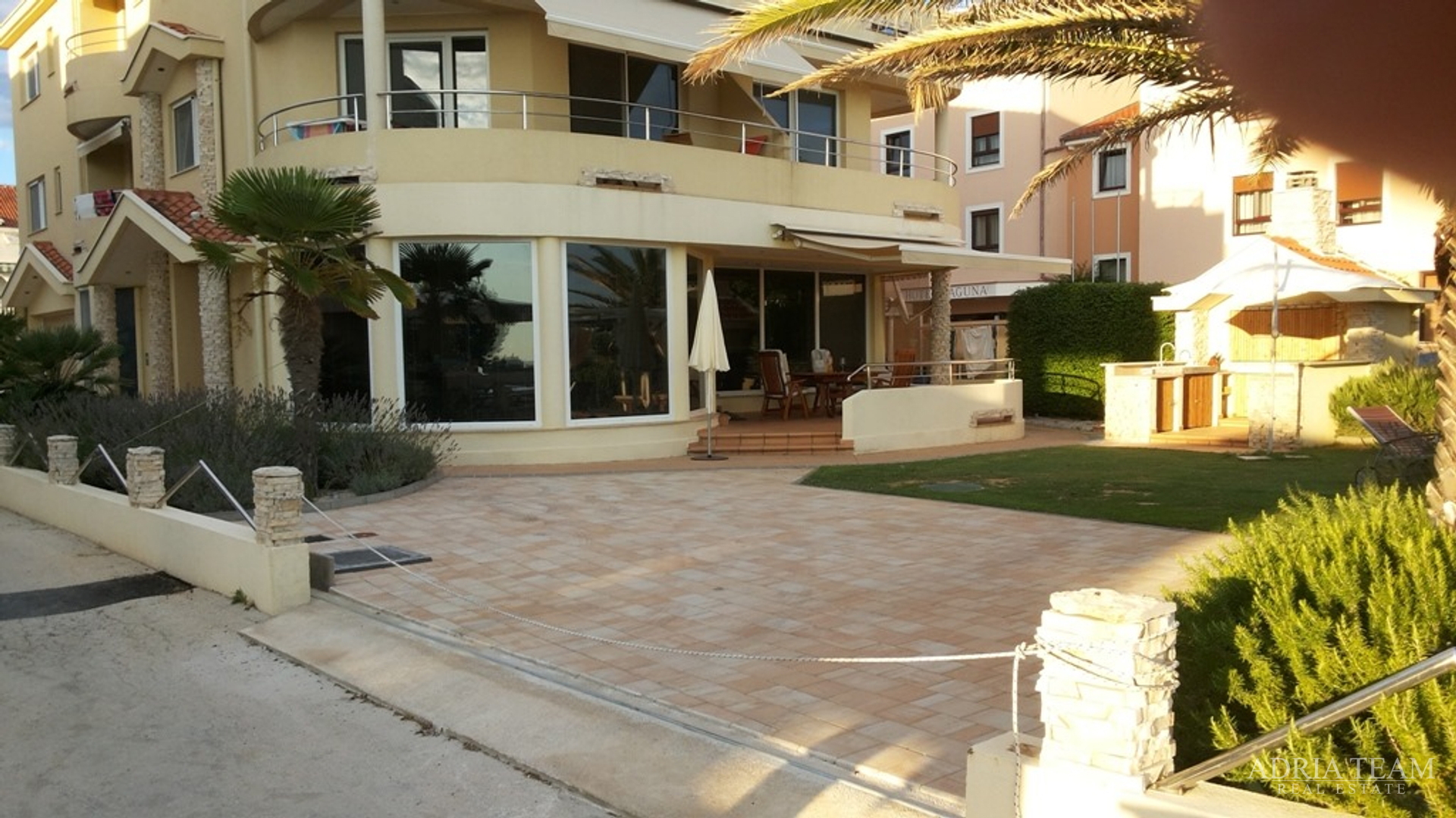 FOUR-ROOM APARTMENT, TOP LOCATION!! FIRST ROW TO THE SEA - PRIVLAKA, ZADAR