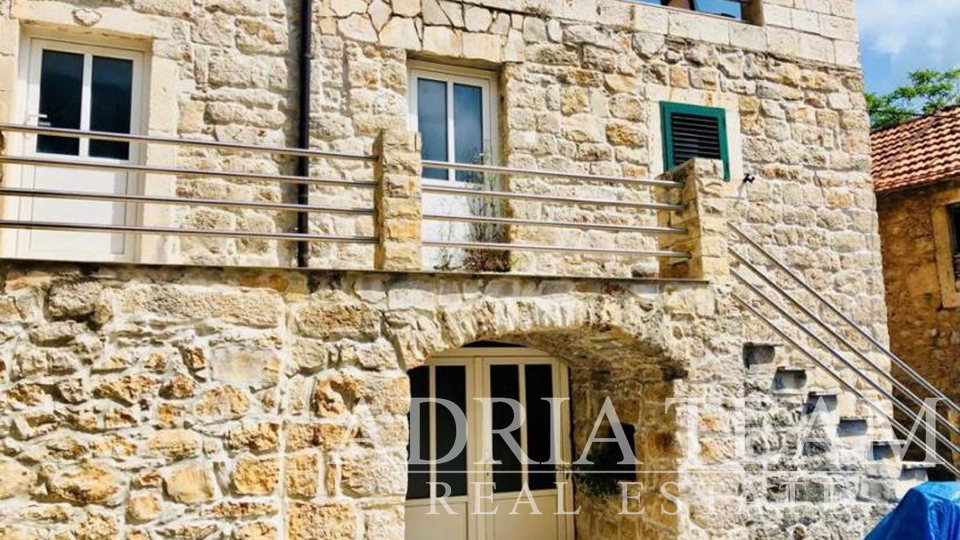 STONE HOUSE WITH TWO RESIDENTIAL UNITS, SVIRČE- JELSA