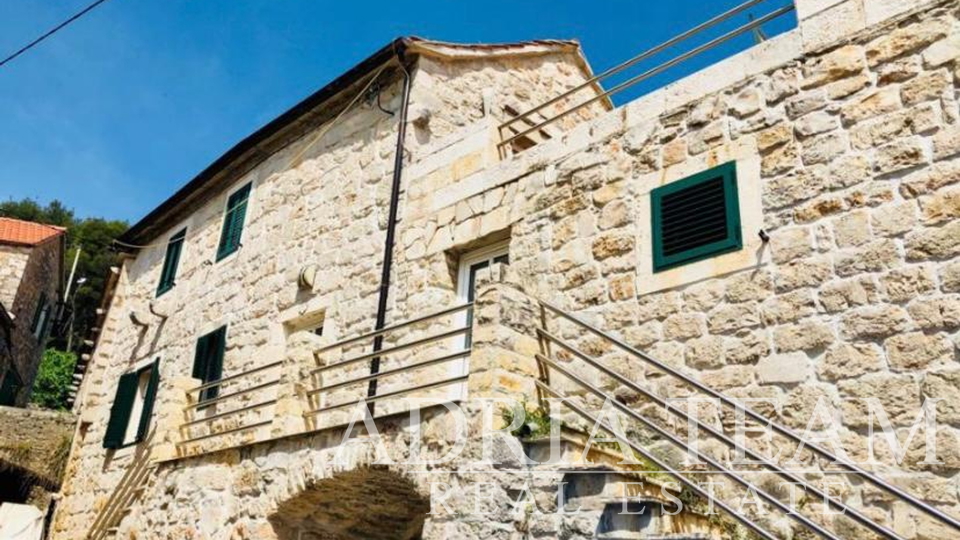 STONE HOUSE WITH TWO RESIDENTIAL UNITS, SVIRČE- JELSA