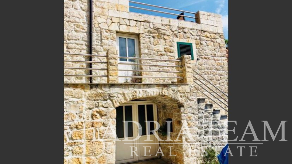 STONE HOUSE WITH TWO RESIDENTIAL UNITS, SVIRČE- JELSA