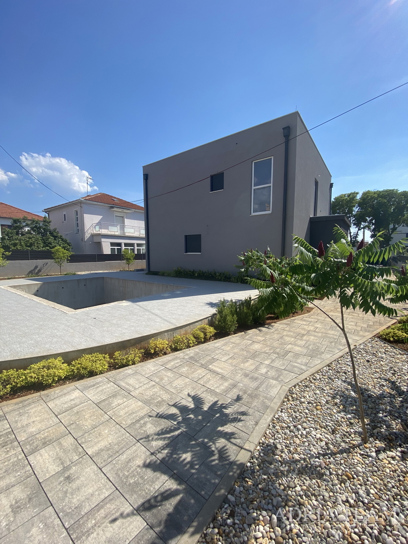FAMILY HOUSE WITH LARGE AND ARRANGED YARD AND SWIMMING POOL, 400 M FROM THE SEA, ZADAR - BORIK