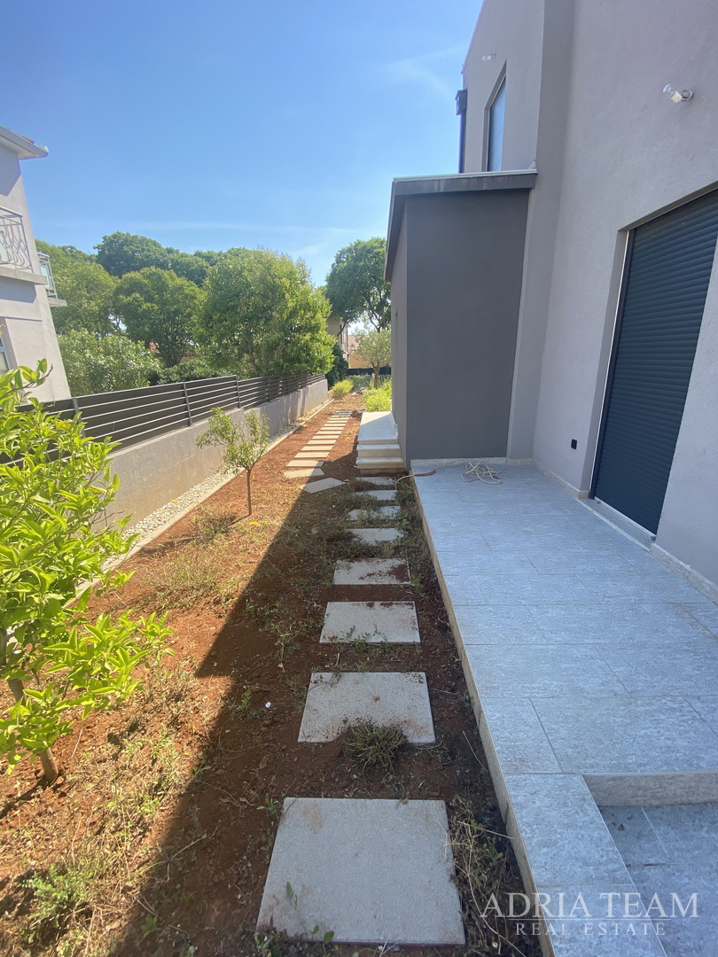 FAMILY HOUSE WITH LARGE AND ARRANGED YARD AND SWIMMING POOL, 400 M FROM THE SEA, ZADAR - BORIK