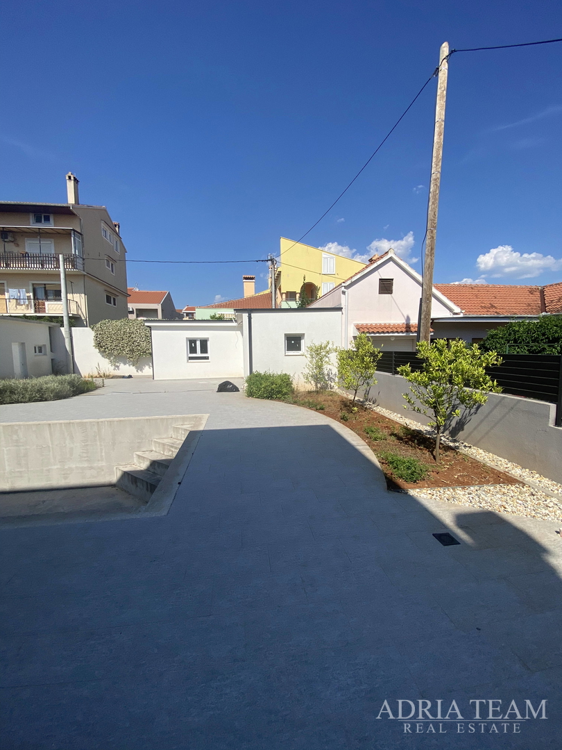 FAMILY HOUSE WITH LARGE AND ARRANGED YARD AND SWIMMING POOL, 400 M FROM THE SEA, ZADAR - BORIK