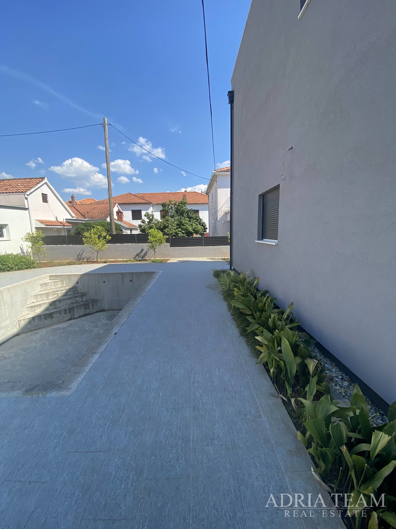 FAMILY HOUSE WITH LARGE AND ARRANGED YARD AND SWIMMING POOL, 400 M FROM THE SEA, ZADAR - BORIK