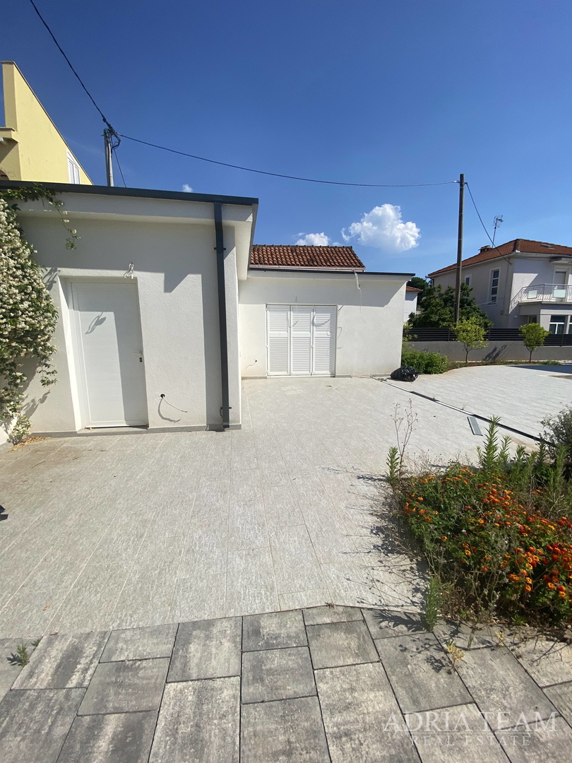 FAMILY HOUSE WITH LARGE AND ARRANGED YARD AND SWIMMING POOL, 400 M FROM THE SEA, ZADAR - BORIK