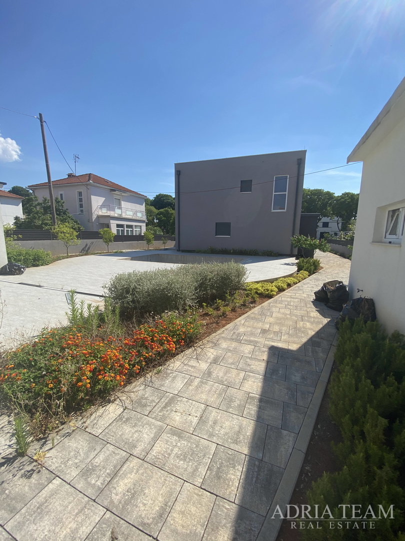 FAMILY HOUSE WITH LARGE AND ARRANGED YARD AND SWIMMING POOL, 400 M FROM THE SEA, ZADAR - BORIK