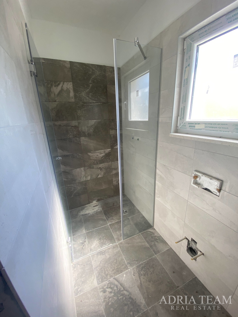 FAMILY HOUSE WITH LARGE AND ARRANGED YARD AND SWIMMING POOL, 400 M FROM THE SEA, ZADAR - BORIK